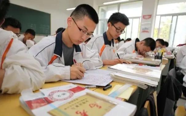 家长与周边居民暴露出教育规划与城市发