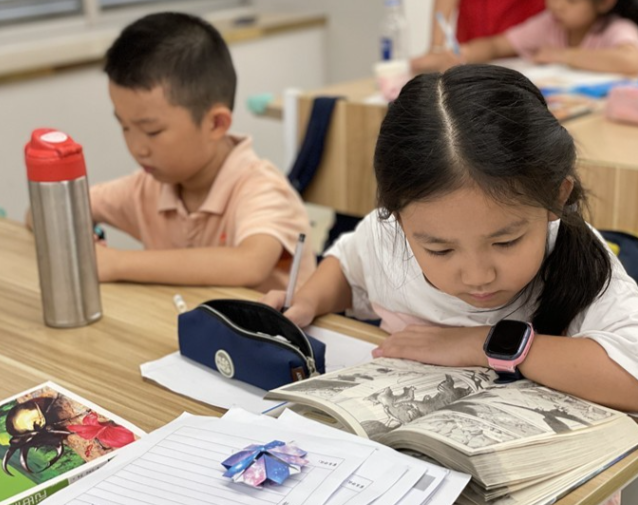 孩子们脱下鞋袜用小手摆整齐欢快地扑向老师的怀抱