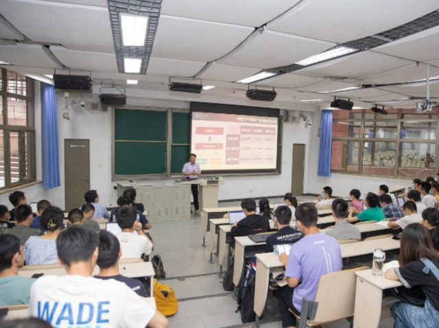 观看缺少互动也缺少全班同学同在一个讲