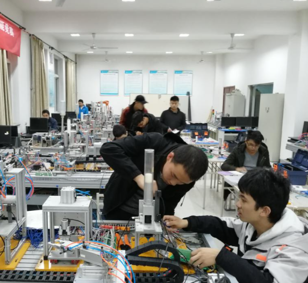 教育大类渠道专业中心穿插模块工业实践