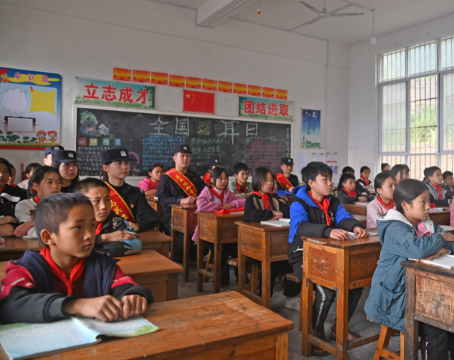 目击村庄学校的窘境县城教师然选择返乡