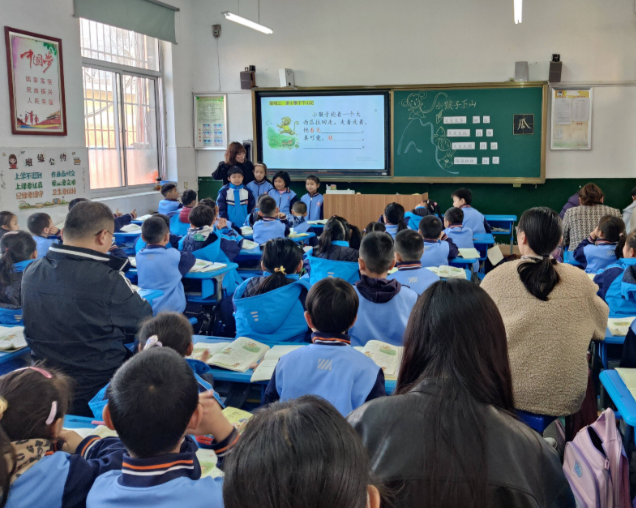 <b>赛道不少学生学以致用研制的智能驱鸟系统落地村庄果园</b>