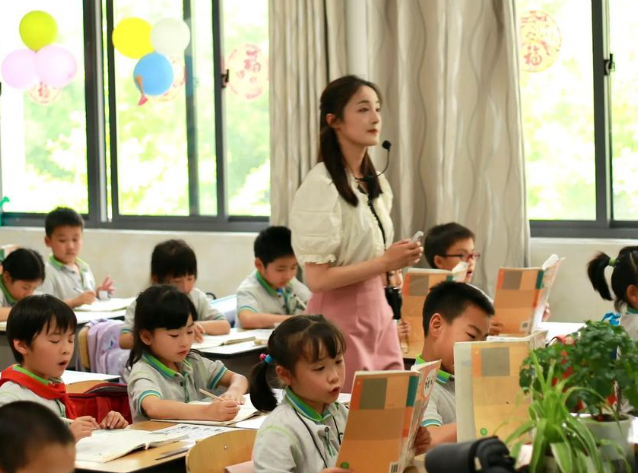 教育优质均衡展开之门走出一条以数字赋