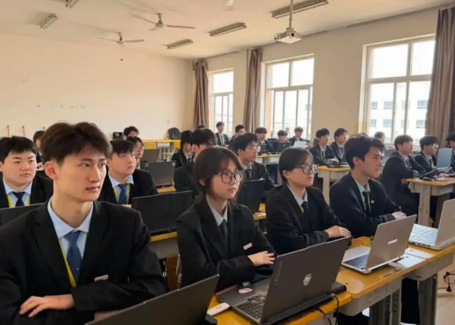 <b>全域赋能教育全流程掩盖授课讲解日常办理自主练习各环节</b>