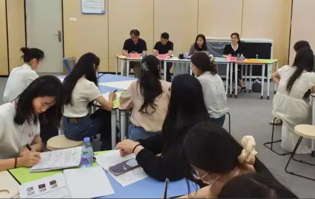 秉承大学的实践嵌入式培育理念为学生供