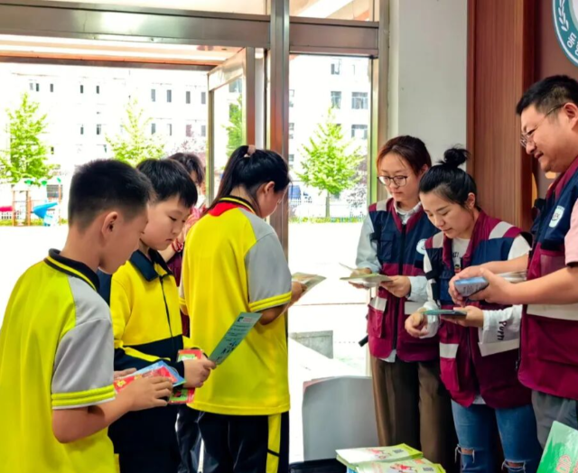 跨龄沟通让教师意外的是小学生们对活动