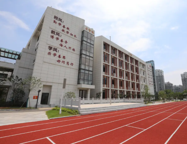 路灯信号灯与地下管网同步配齐为校区师