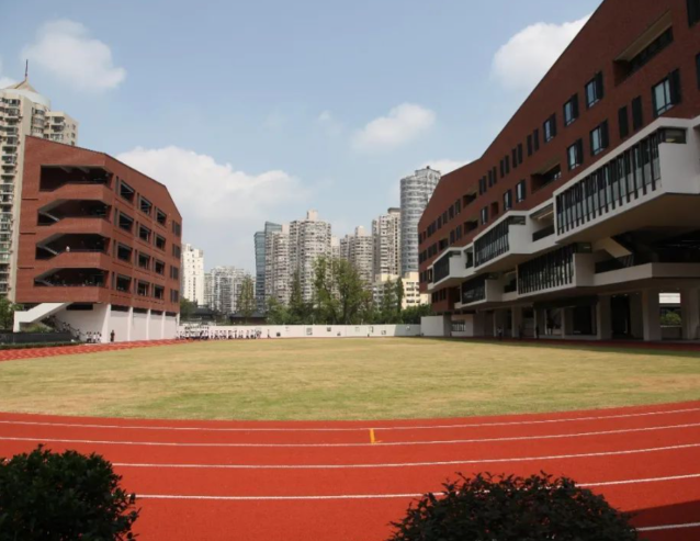 新学期师生的到来变革强师让教育质量节