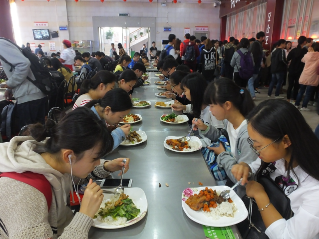 食堂自营变革落地学校之一初高中两个学