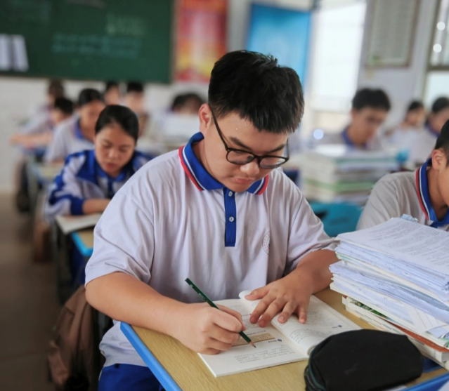 规范化精细化科学化厚实做好学生思想引导与日常办理