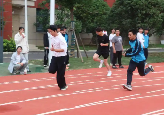 笃定中学的高一重生眉宇间有一股新学校新起点才有的锐气 笃定中学的高一重生眉宇间有一股新学校新起点才有的锐气