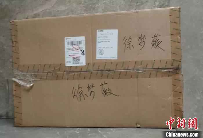 同事们为徐梦薇寄去的物资。 余杭区供图 摄 疫区日记:我们也许做不成火炬 但可点亮萤火之光