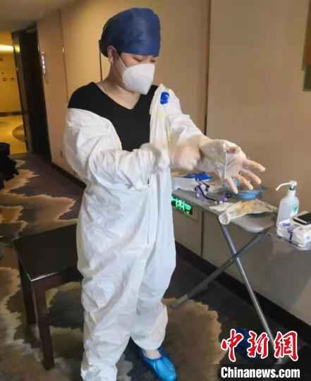 徐梦薇正练习穿戴防护服。 余杭区供图 摄 疫区日记:我们也许做不成火炬 但可点亮萤火之光