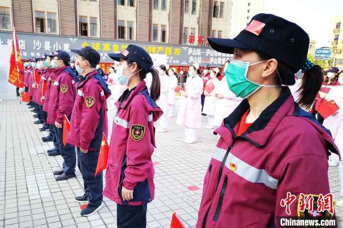 该防疫队于2月23日紧急奔赴湖北武汉,主要承担武汉江夏区内环境消毒、网络信息、实验室检测以及流行病调查工作。 龚晶晶 摄 江西最后一批援助湖北防疫队员平安凯旋