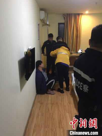 抓捕现场。苍南警方供图 浙江苍南警方破获特大开设赌场案 共抓获涉案人员66人