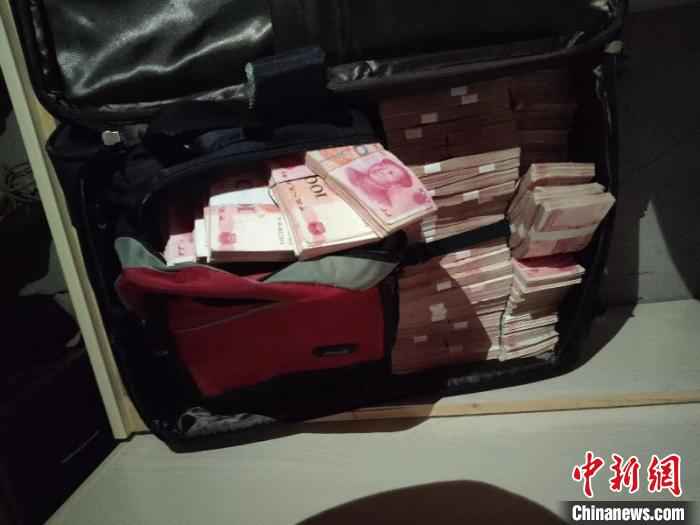 警方查获的赃款。苍南警方供图 浙江苍南警方破获特大开设赌场案 共抓获涉案人员66人